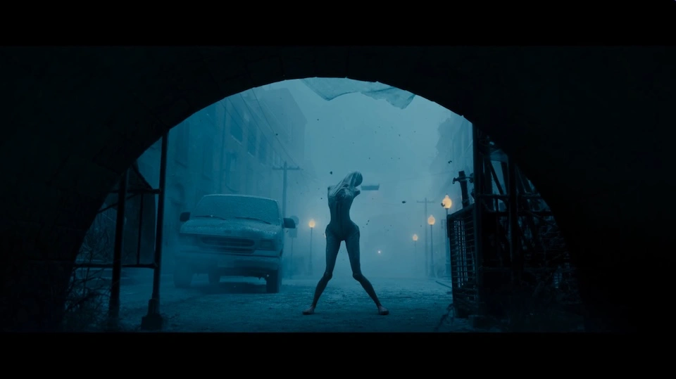 Uma das criaturas, na entrada de um túnel